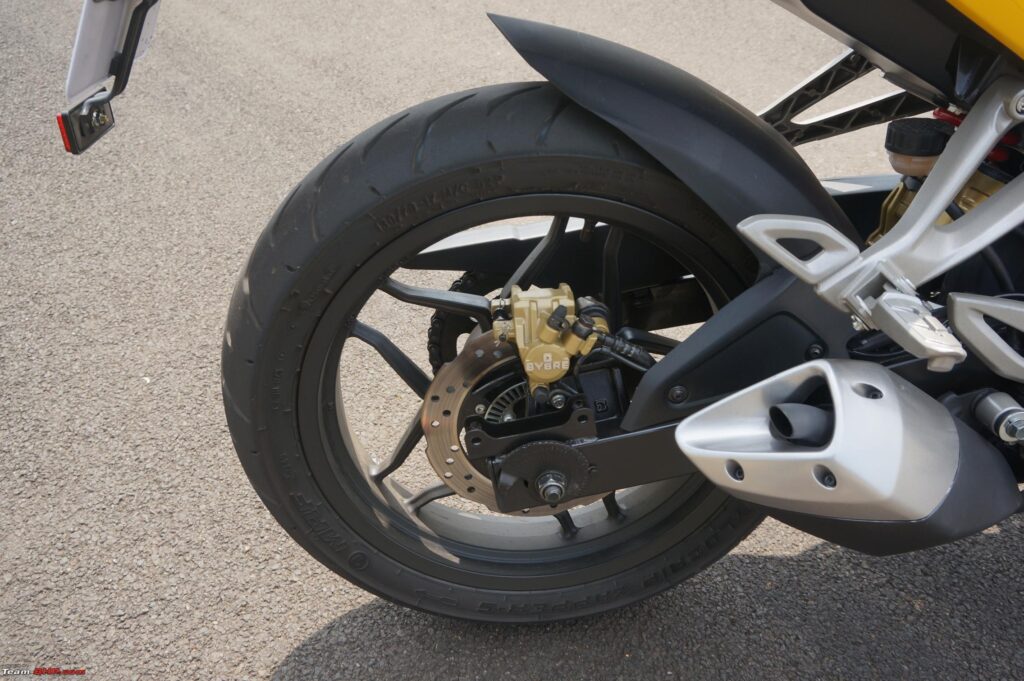 Bajaj Pulsar RS200 brakes