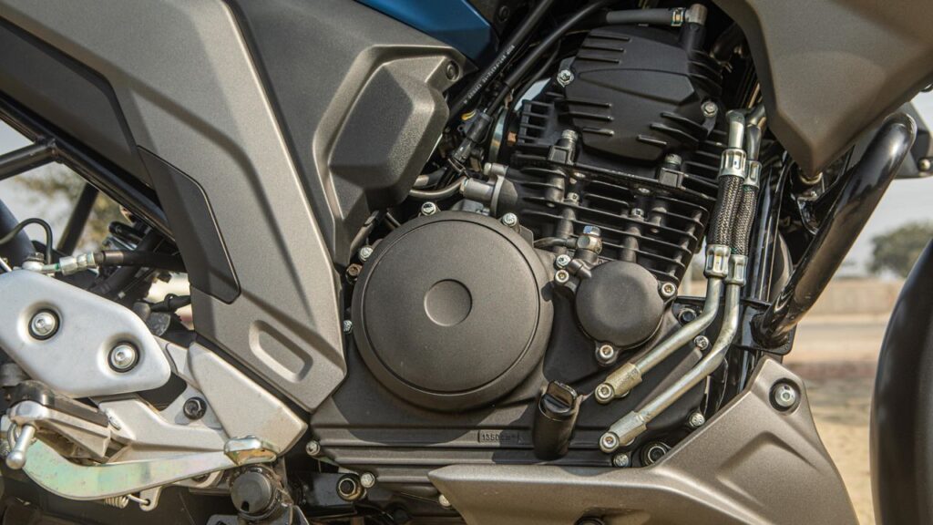 Yamaha FZS 25 engine and transmission