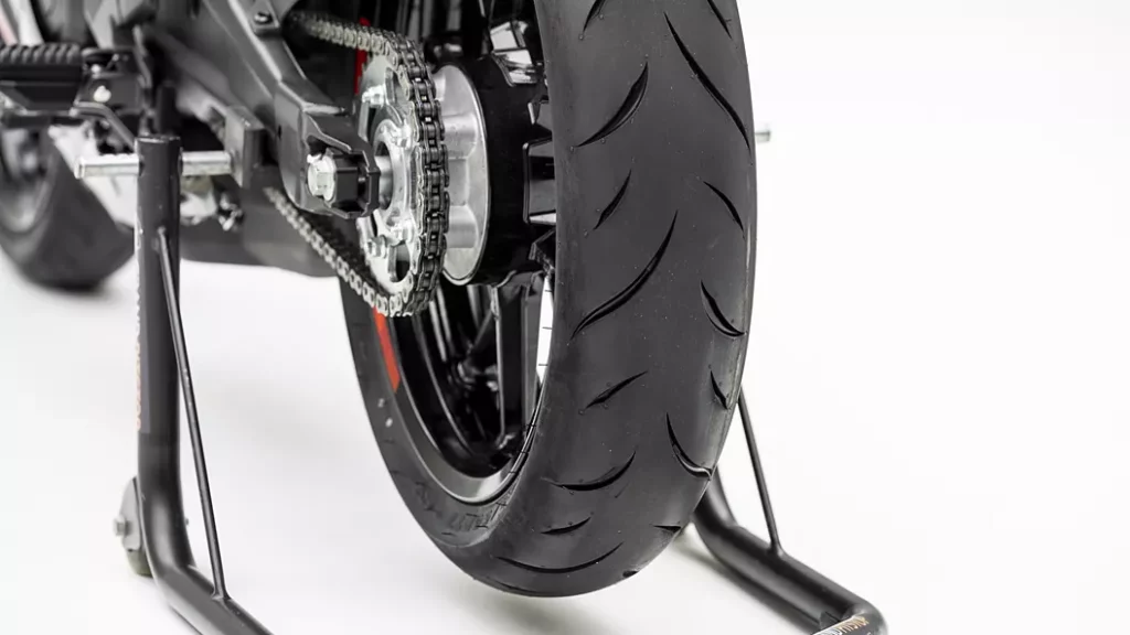 tyres of Keeway K300 R