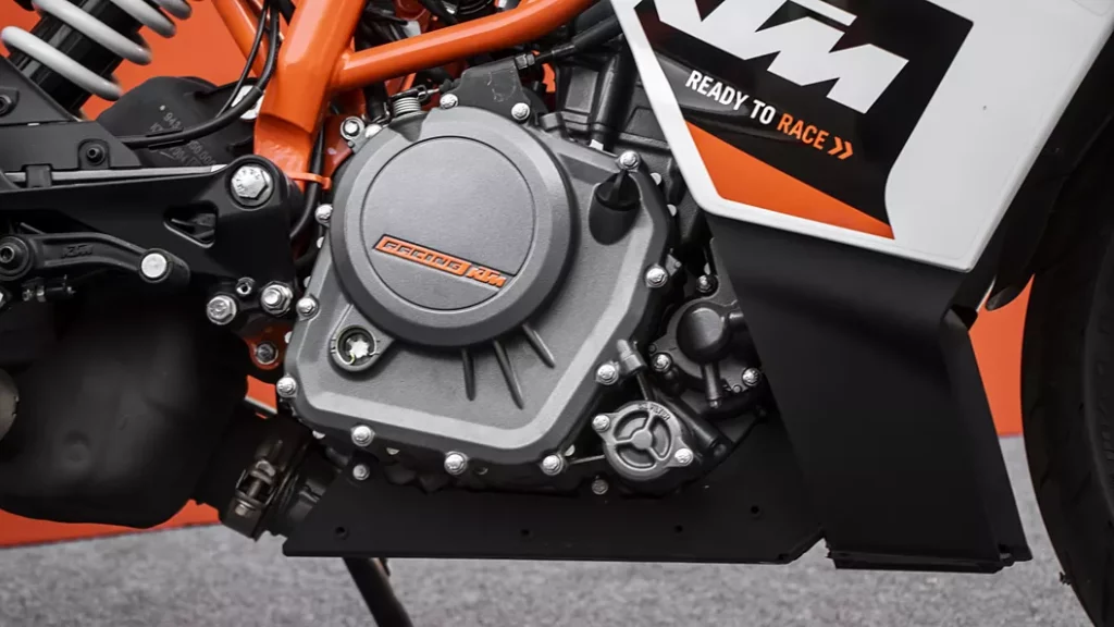 KTM RC 390 engine and transmission