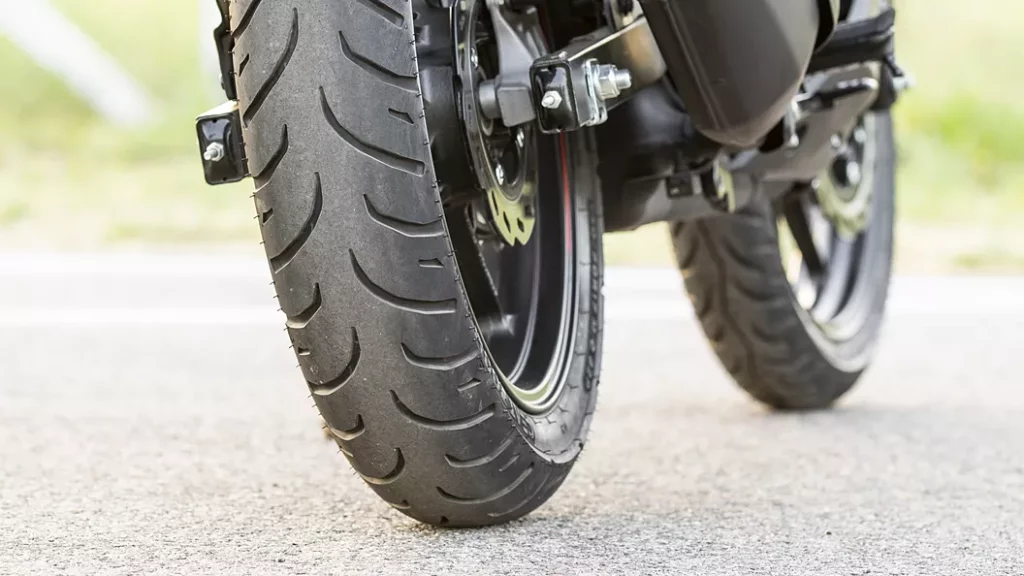 Hero Xtreme 160R tyres and brakes