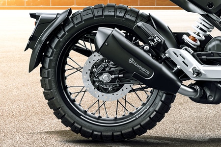 tyres and brakes of Husqvarna Svartpilen 125