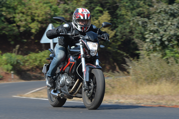 Benelli TNT 300 mileage and performance