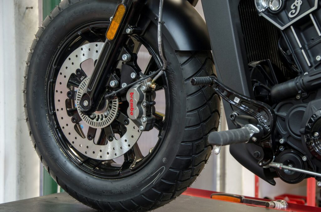 Indian Scout Bobber Sixty brakes