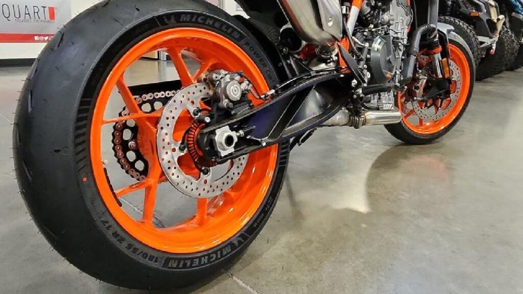 KTM 890 Duke Tyres and Brakes (टायर्स एंड ब्रेक्स)