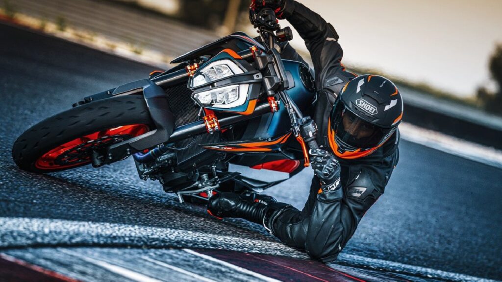 KTM 890 Duke Mileage and Performance (माइलेज एंड परफॉरमेंस)