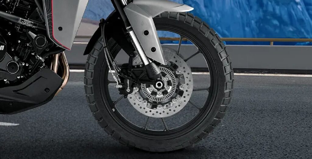 tyres and brakes of Moto Morini X-Cape