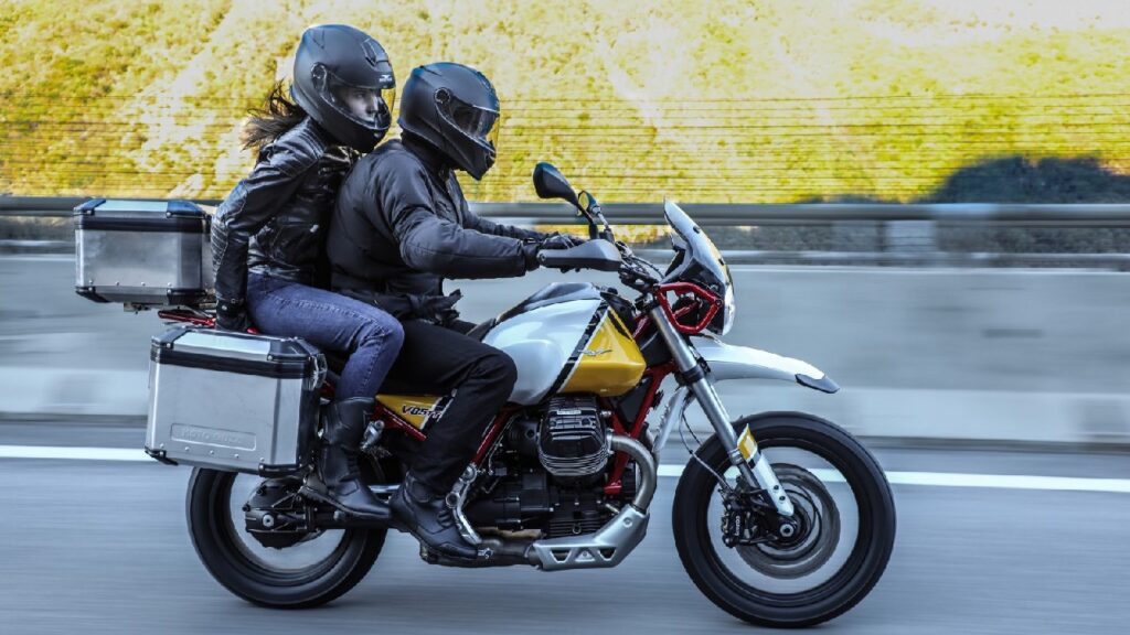 Moto Guzzi V85 TT STD Mileage and Performance (माइलेज एंड परफॉरमेंस)