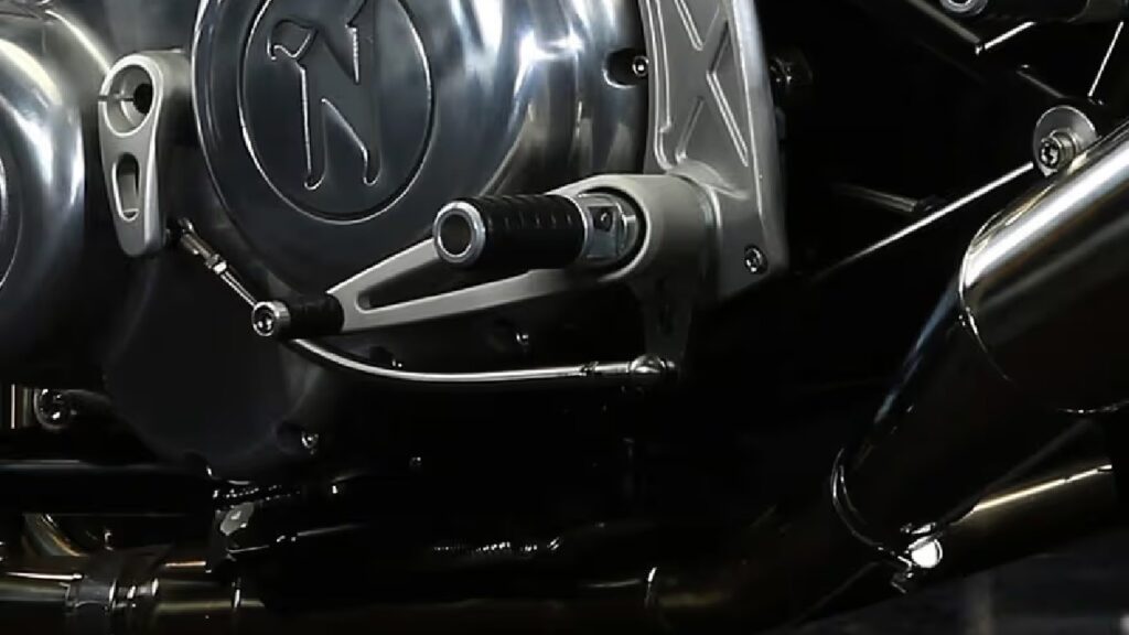 Norton Commando 961 Cafe Race Engine and Transmission (इंजन एंड ट्रांसमिशन)